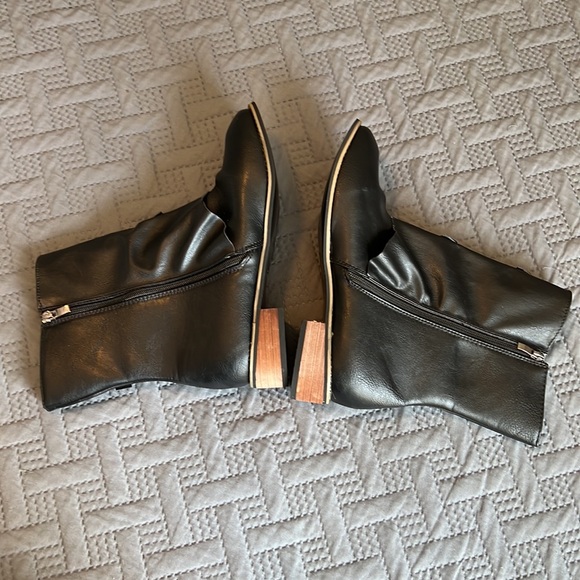 Black Boots - size 40/8 - Picture 6 of 8